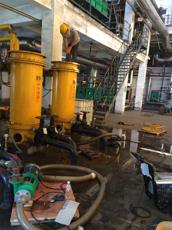 汽轮机油冷器物理清洗中.JPG
