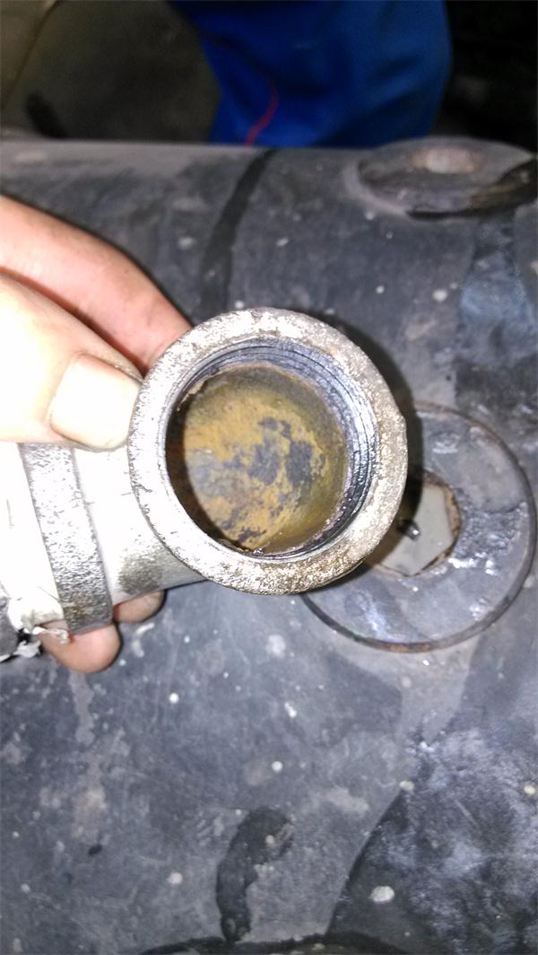 挤出机出水口弯头 清洗后.jpg